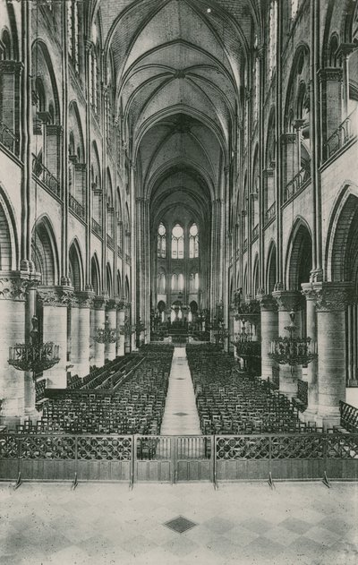La Nef de lEglise Notre-Dame، Nave of the Church Notre-Dame (التصوير الفوتوغرافي) بواسطة مصور فرنسي