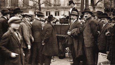 Les petits metiers de Paris: le camelot du boulevard. بواسطة مصور فرنسي