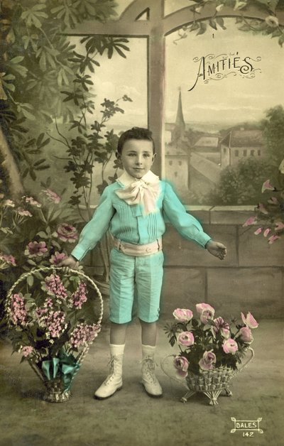 ولد صغير باللون الأزرق (صورة ملونة) بواسطة مصور فرنسي