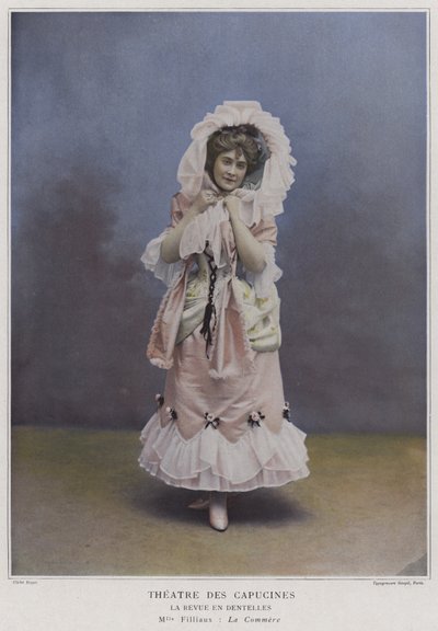 Mademoiselle Filliaux مثل La Commere in La Revue des Dentelles (صورة ملونة) بواسطة مصور فرنسي