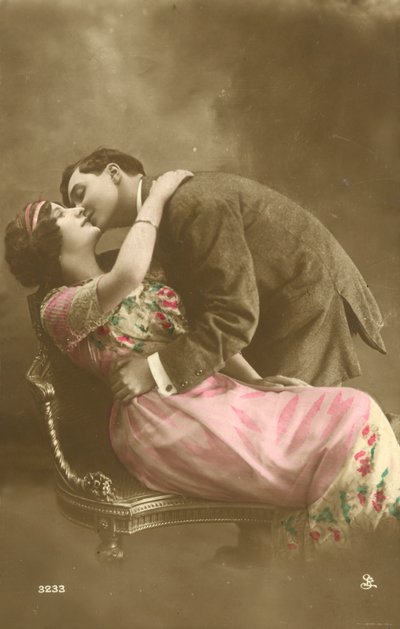 رجل يقبل الفتاة على الخد بواسطة مصور فرنسي