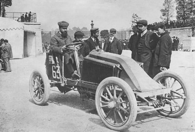 مارسيل رينو في بداية السباق من باريس إلى مدريد 1903 بواسطة مصور فرنسي