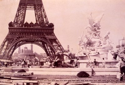 رجال يبنون نافورة سانت فيدال بالقرب من برج إيفل ، ج 1888 بواسطة مصور فرنسي