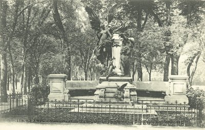 Monument du Fabuliste La Fontaine, Jardin du Luxembourg (b/w photo) بواسطة مصور فرنسي