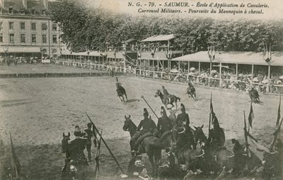 موكب في مدرسة الفرسان في سومور. أُرسلت البطاقة البريدية عام 1913. بواسطة مصور فرنسي
