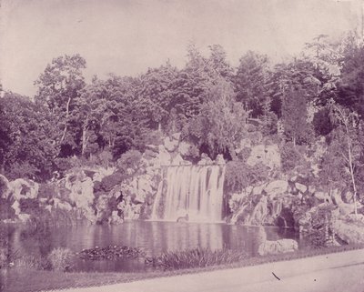 باريس: جراند كاسكيد في Bois de Boulogne (b / w photo) بواسطة مصور فرنسي