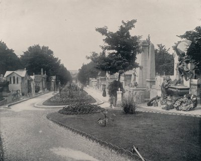 باريس: الجادة الرئيسية في مقبرة Pere-Lachaise (صورة b / w) بواسطة مصور فرنسي