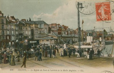قطار باريس السريع على الواجهة البحرية في دييب. أُرسلت البطاقة البريدية عام 1913. بواسطة مصور فرنسي