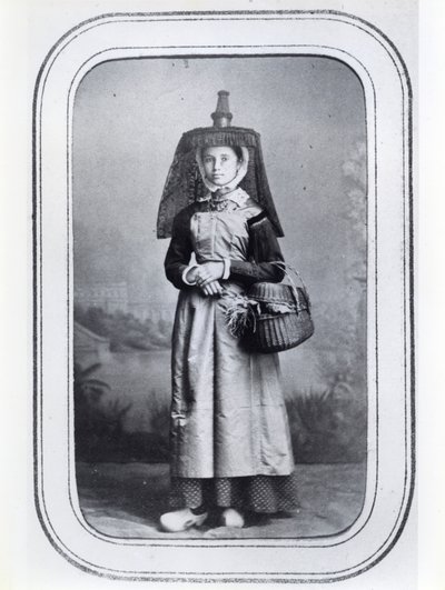 بطاقة عمل صور تعرض زيًا إقليميًا فرنسيًا ، حوالي 1860-70 (صورة بالأبيض والأسود) بواسطة مصور فرنسي