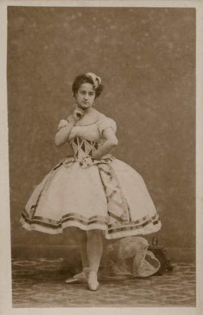 Portrait of a dancer (b/w photo) بواسطة مصور فرنسي