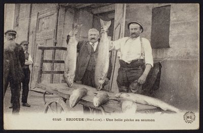بطاقة بريدية تصور صيدًا جيدًا من سمك السلمون في Brioude ، Haute-Loire ، c.1900 بواسطة مصور فرنسي
