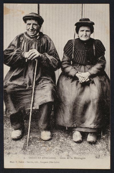 بطاقة بريدية تصور سكان الجبال في ساوج ، هوت لوار ، ج .1900 بواسطة مصور فرنسي