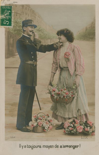 بطاقة بريدية لشرطي فرنسي مع فتاة زهرة ، أُرسلت عام 1913 (صورة ملونة باليد) بواسطة مصور فرنسي