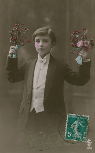 بطاقة بريدية لصبي في ربطة عنق بيضاء وذيل يحمل زهورًا وتوتًا ، أُرسلت عام 1913 (صورة ملونة يدويًا) بواسطة مصور فرنسي