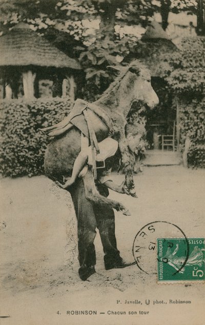 تم إرسال بطاقة بريدية لرجل يحمل حمارًا عام 1913 بواسطة مصور فرنسي