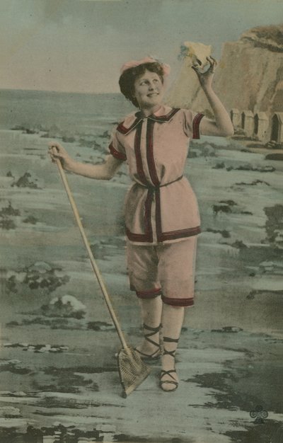 بطاقة بريدية لامرأة تحمل شبكة صيد وقذيفة ، أُرسلت عام 1913 (صورة ملونة باليد) بواسطة مصور فرنسي