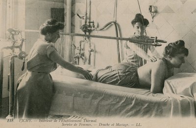 بطاقة بريدية لامرأة تتلقى دشًا وتدليكًا في الحمامات الحرارية في فيشي ، أُرسلت عام 1913 بواسطة مصور فرنسي