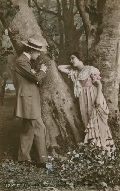 بطاقة بريدية لعشاق نحت قلبًا على شجرة ، أُرسلت عام 1913 (صورة ملونة يدويًا) بواسطة مصور فرنسي