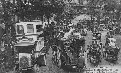 بطاقة بريدية تُظهر محطة شاملة على مفترق طرق Boulevard Montmartre و Boulevard des Italiens ، باريس ، 1905-10 بواسطة مصور فرنسي