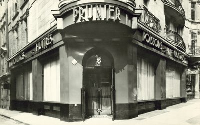 مطعم Prunier (b / w photo) بواسطة مصور فرنسي