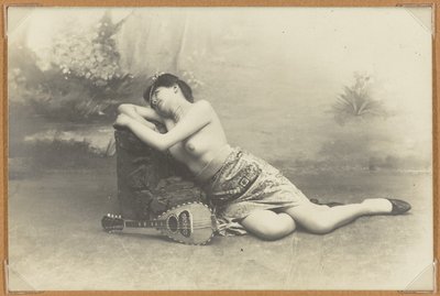 امرأة مستلقية مع المندولين ، ج 1895 (طباعة الجيلاتين الفضية) بواسطة مصور فرنسي