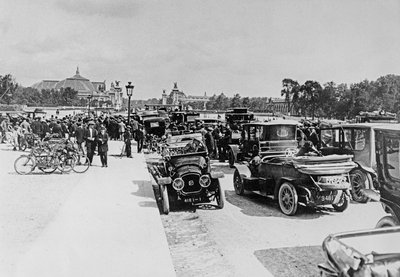طلب شراء سيارات في Esplanade des Invalides ، باريس ، 16 أغسطس 1914 بواسطة مصور فرنسي