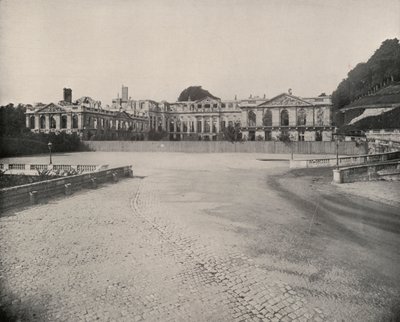 أنقاض قصر سانت كلاود (صورة b / w) بواسطة مصور فرنسي