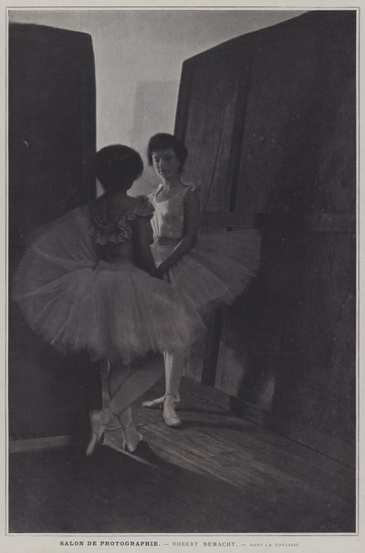 Salon de Photographer: Dans la Coulisse (خلف الكواليس) (b / w photo) بواسطة مصور فرنسي