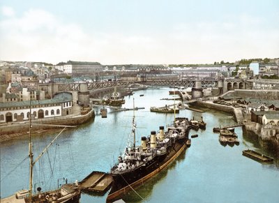 السفن الراسية على نهر بينفيلد ، بريست ، 1890-1900 بواسطة مصور فرنسي