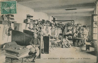 جنود فوج المشاة الفرنسي 121 في ثكناتهم. أُرسلت البطاقة البريدية عام 1913. بواسطة مصور فرنسي