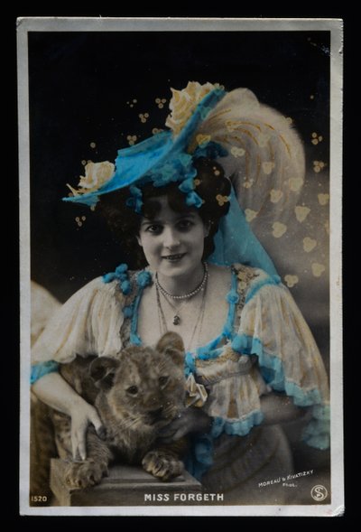 Tamer Miss Forgeth, ca 1910, postcard, France, 20th century بواسطة مصور فرنسي
