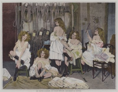 The Barrison Sisters at the Folies-Bergere أثناء تغيير الزي بواسطة مصور فرنسي