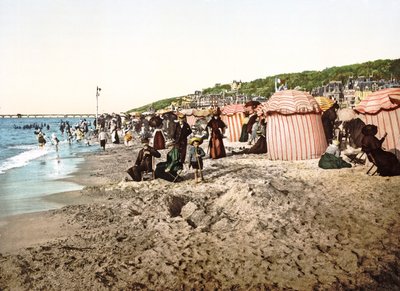 الشاطئ في تروفيل في فرنسا 1890-1900 بواسطة مصور فرنسي