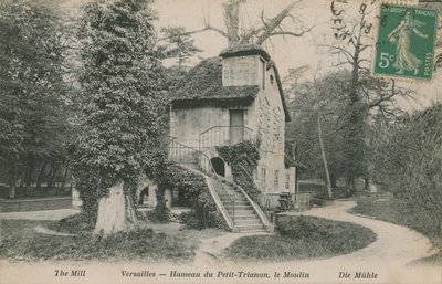الطاحونة في Hameau de la reine ، وهي ملاذ ريفي تم بناؤه لماري أنطوانيت في حديقة شاتو دو فرساي بالقرب من Petit Trianon. أُرسلت البطاقة البريدية عام 1913. بواسطة مصور فرنسي