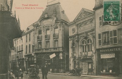 المسرح وفندق الكوميديا ، تول ، فرنسا. أُرسلت البطاقة البريدية عام 1913. بواسطة مصور فرنسي