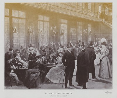 رواد المسرح خارج Taverne Pousset في باريس بعد أداء (صورة بالأبيض والأسود) بواسطة مصور فرنسي