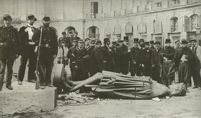 عمود فاندوم ، بعد أن تم هدمه في 16 مايو 1871 (صورة بالأبيض والأسود) بواسطة مصور فرنسي