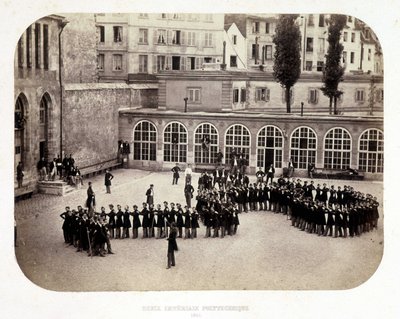 منظر للفناء الداخلي لمدرسة Ecole Imperial Polytechnique بواسطة مصور فرنسي