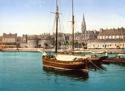 منظر لمدينة سانت مالو المسورة من الميناء ، 1890-1900 بواسطة مصور فرنسي