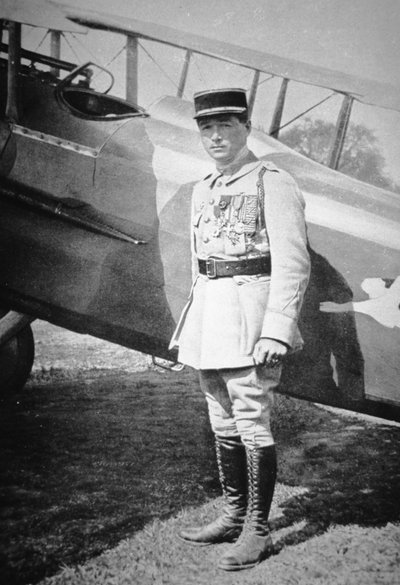 الحرب العالمية الأولى ، طائرة الجو الفرنسية Sous-Lieutenant Rene Fonck ، منحت Legion D'Honneur بعد ستة انتصارات ، 8 مايو 1918 (b / w photo) بواسطة مصور فرنسي