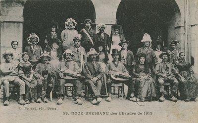 زفاف بريسان إيبودز عام 1913. تم إرسال البطاقة البريدية عام 1913. بواسطة مصور فرنسي
