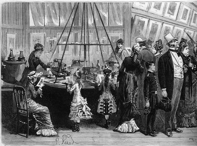 1878 المعرض العالمي في باريس: مطبوعات ضوئية في جناح الفوتوكرومي. نقش في "" Le Monde Illustré "" رقم 1125 بتاريخ 19 أكتوبر 1878. بواسطة المدرسة الفرنسية