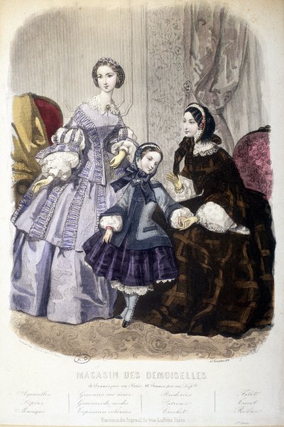 امرأتان وفتاة: أزياء - في "" Magasin des damoiselles "". sd. حوالي عام 1850. بواسطة المدرسة الفرنسية