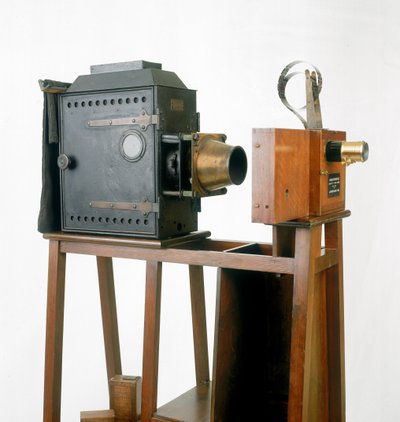 2umiere cinematographe، 1895 (خشب ومعدن) بواسطة French School