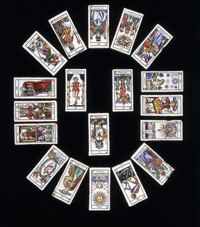 لوحة من البلاط الحجري الفرنسي ، مزينة بسطح من بطاقات Marseilles Tarot ، القرن العشرين بواسطة المدرسة الفرنسية