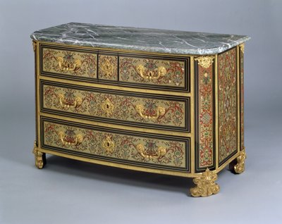 A Louis XIV Commod، c.1710 (سلحفاة متعددة الألوان وترصيع نحاسي) بواسطة المدرسة الفرنسية