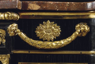 صوان أواخر لويس الخامس عشر ، 1763-70 (ورنيش وأبنوس ياباني مثبت على Ormolu) بواسطة المدرسة الفرنسية