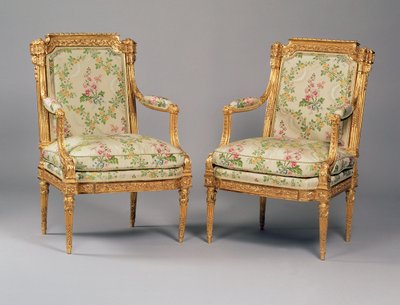 زوج من الكراسي بذراعين من مجموعة أثاث لويس السادس عشر ، مختوم من قبل Delaisement ، c.1780 (خشب مذهب منحوت ومفروشات) (انظر أيضًا 222393) بواسطة المدرسة الفرنسية