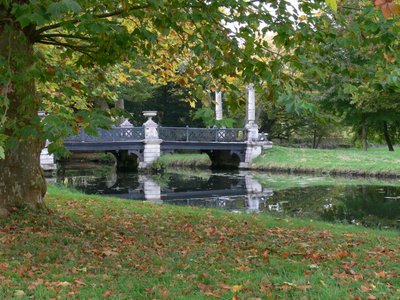 منظر لجسر الحدائق الإنجليزية ، Le Pont des Grandes Homms بواسطة المدرسة الفرنسية