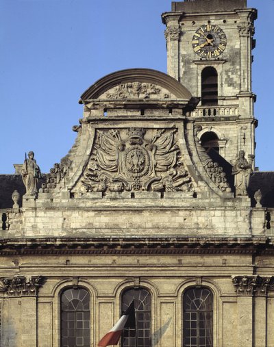 العمارة الباروكية: واجهة فندق Hotel de Ville (1717 - 1721) من تصميم Heroguelle. فرونتون يصور أسلحة المدينة "" منقار ومسمار النسر "" "محاطًا بتمثالين يرمزان إلى العدالة والقوة. Aire sur la liys (Aire-sur-la-Lys)، Pas de Calais (Pas-d بواسطة المدرسة الفرنسية